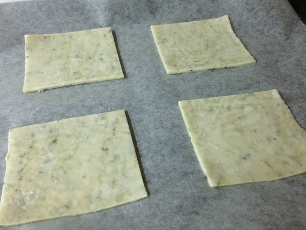 接著把蔥油派切成4等份進烤箱烤到金黃酥脆。