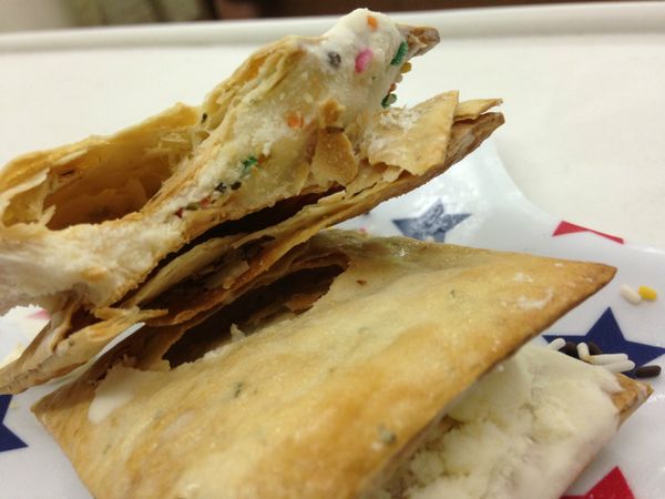 再把冰淇淋夾在兩片當中，外皮酥脆，裡頭綿密透心涼的冰火三明治就完成了！抓緊時間的尾巴，趕快一口將美味咬下!!!!