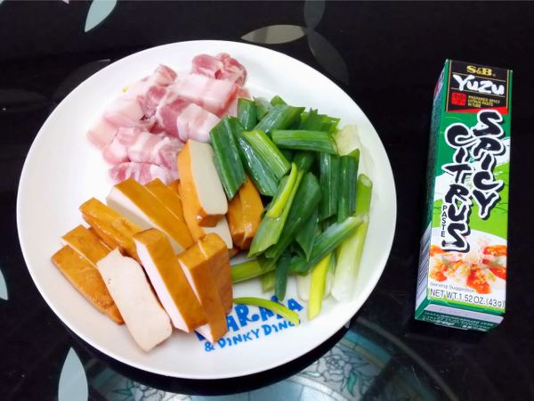 豆干和五花肉和蔥都切成條狀