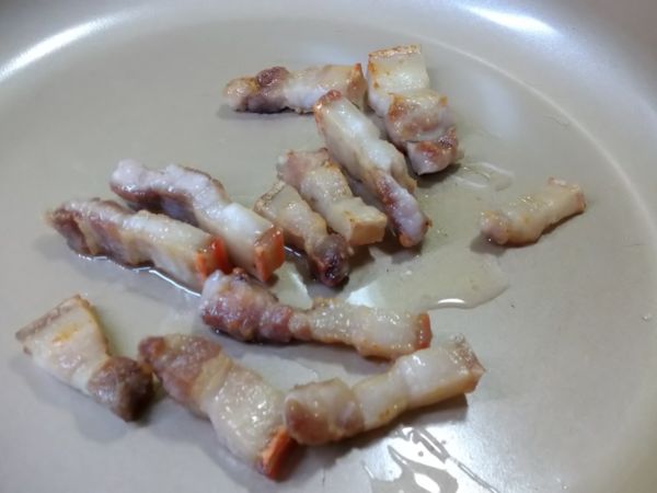 五花肉先煎到油出來,表面有點金黃色