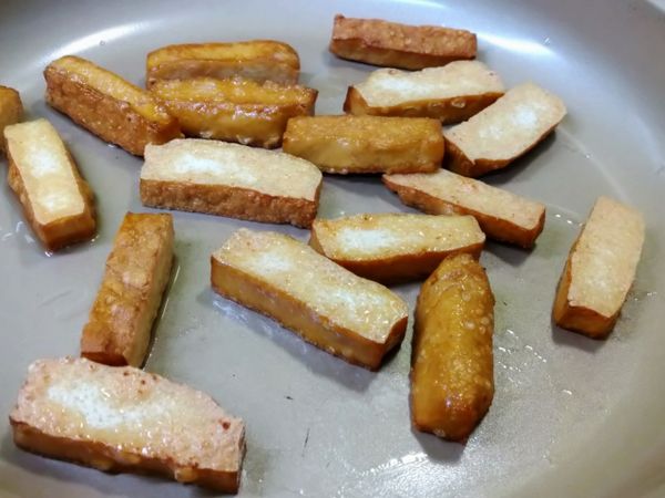 五花肉掀起鍋 鍋內有豬油繼續把豆干煎香