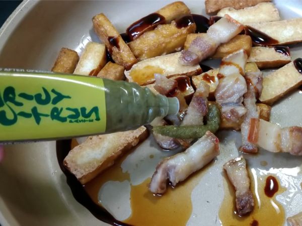 放回剛剛炒過的五花肉條, 加入醬油膏 黑醋 
S&amp;B柚子青辣椒醬