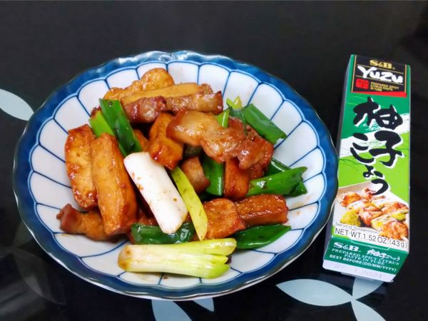 就是超下飯 又清爽的料理了, 黑醋也是去油膩感的,
S&amp;B柚子青辣椒醬是清爽又添香