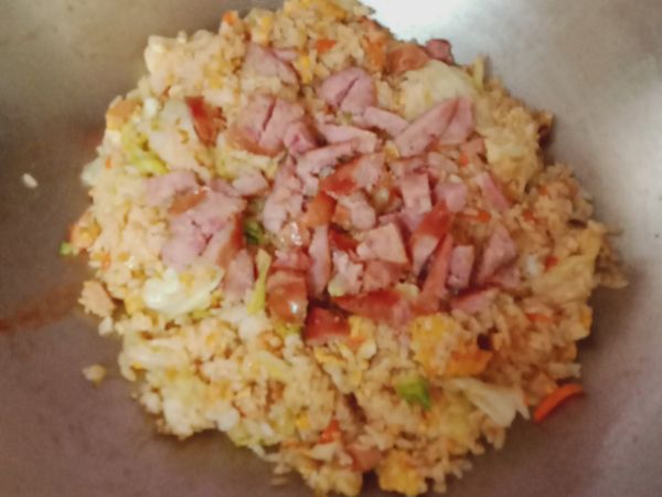 1-香腸煮熟，切成丁狀備用

2-兩湯匙油放入鍋內，加蒜頭爆香，紅籮蔔，煮到有點熟，雞蛋3個打散放入鍋內，再加入高麗菜翻炒，順序加醬油，鹽，沙茶，炒到有點香味。

3-把爆好的紅蔥頭，跟煮好的米飯，放入鍋內一起飯炒，以中小火拌勻即可，最後加入香腸就完成。