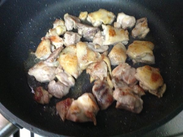 雞腿肉切塊，煎香