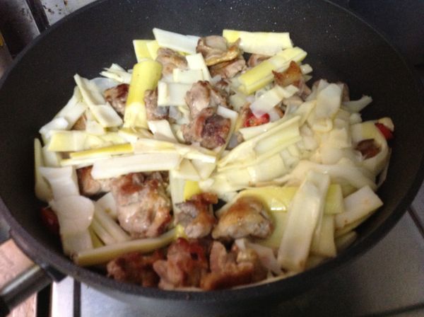 桂竹筍、黑木耳切大塊加入雞腿肉內一起拌抄