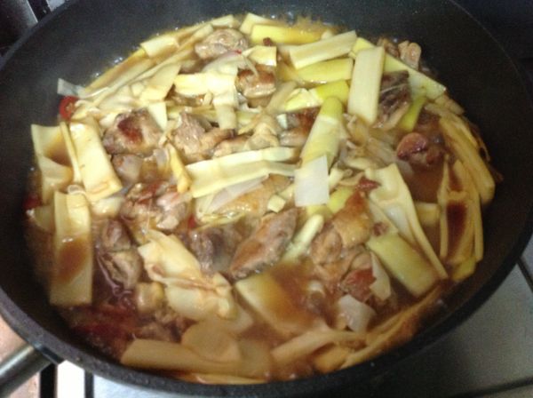 加入素蠔油和水淹至食材蓋鍋蓋中小火悶10分鐘