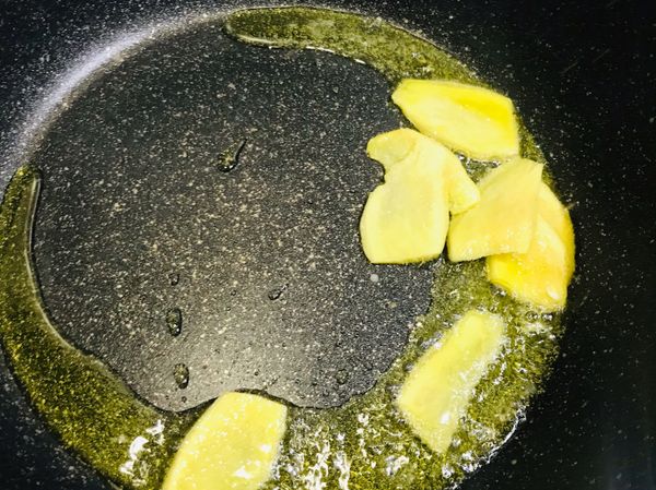 熱鍋加入苦茶油爆薑片