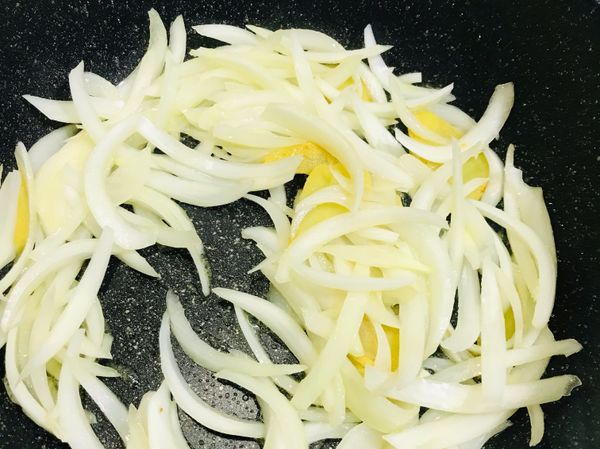 洋蔥切絲拌炒至香味出來