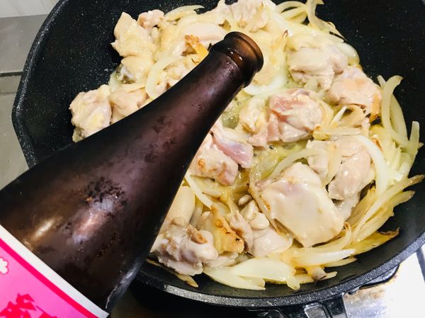 加入切塊的雞腿，炒至肉變白後加入米酒