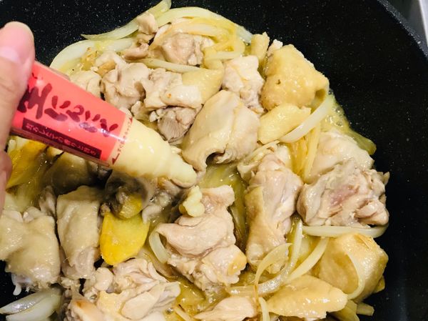 加入S&amp;B生蒜泥醬拌炒，蒜味讓雞肉的風味鮮活了起來