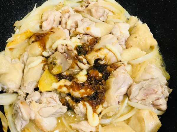 接著加醬油膏和4大匙的水，蓋上鍋蓋悶煮，中小火煮到收汁