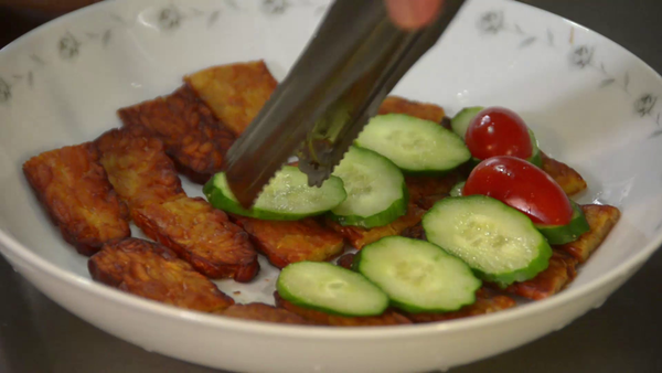 排上小黃瓜及小番茄