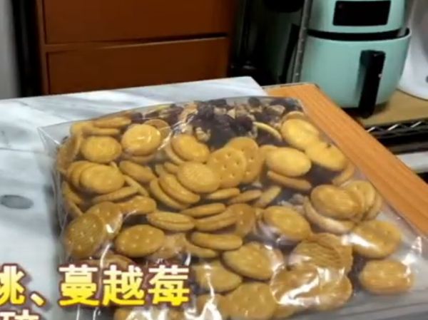 先將餅乾、核桃、蔓越莓裝一起敲碎。