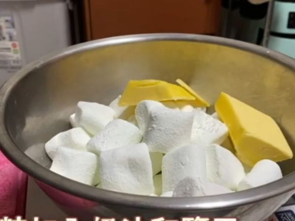 棉花糖加入奶油、鹽巴隔水融化。