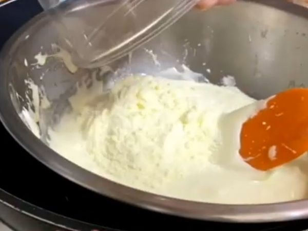 融化後加入奶粉拌勻。