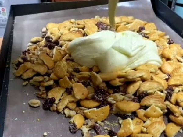 倒入餅乾碎裡拌勻。