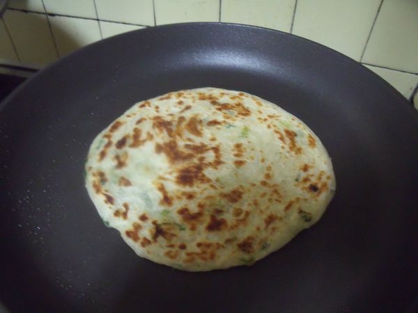 將蔥油餅先煎好起鍋備用。