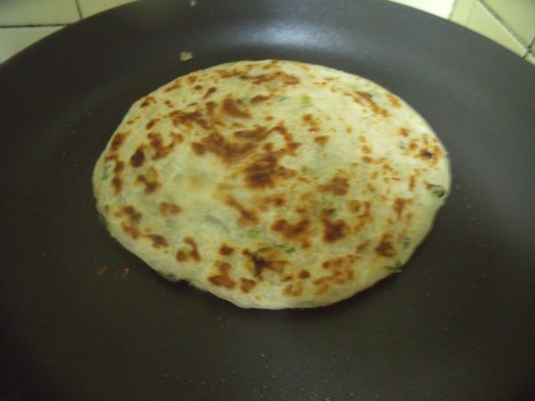 蓋上煎好的蔥抓餅‧