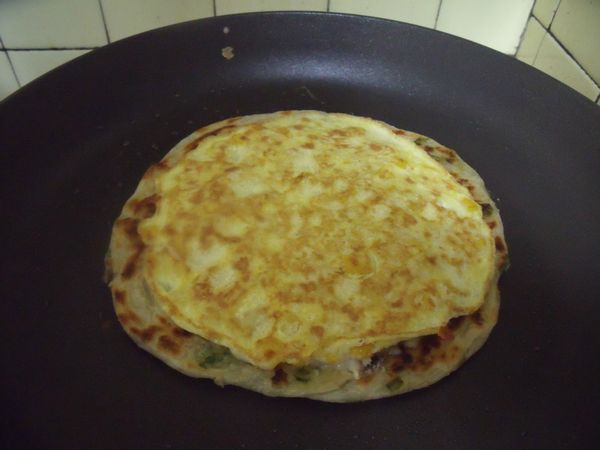 翻面,煎約10秒鐘熄火。