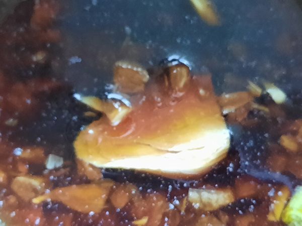 適量的蒜頭撥開切碎，加入香菇素蠔油攪拌。