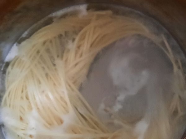 鍋子倒入水，煮沸後放入適量麵條。