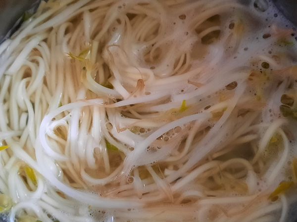 麵條熟後放入豆芽菜，煮熟後撈起，拌入蒜頭醬油，完成。