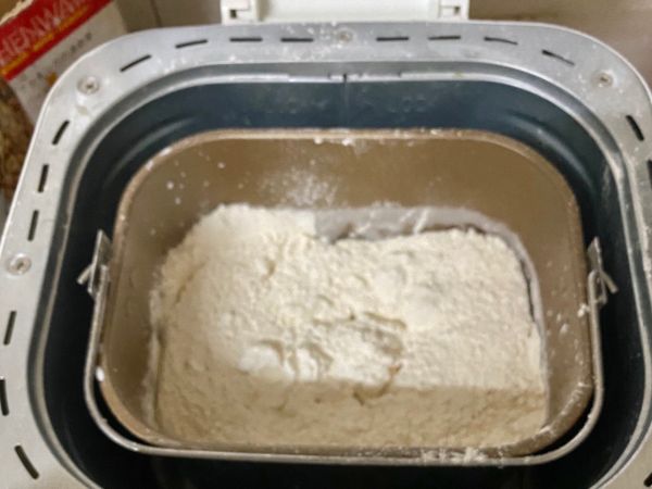 將鮮奶加入砂糖和酵母靜置10分鐘後
加入中筋麵粉和老麵放入麵包機中攪拌