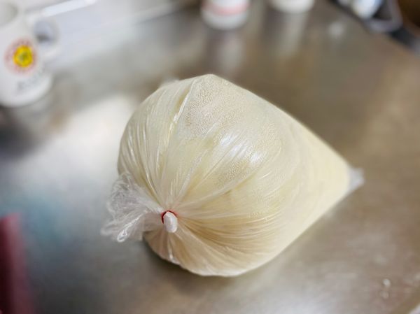 將塑膠袋沒上油
將步驟1打好麵糰放入塑膠袋中
冷藏12-16小時