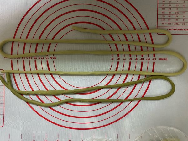將麵糰排氣揉至光滑後
加入抹茶粉
分成八份後
搓成長條
