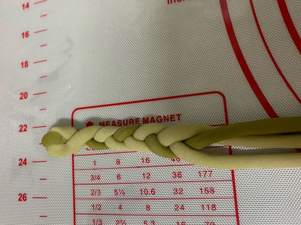 可分成淡色和深色（抹茶粉多一點）
編成辮子長條