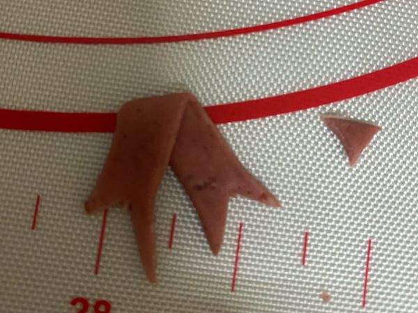 另外一條如圖摺起後
割出燕子尾狀