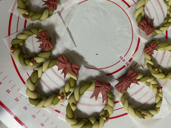 再裝飾上紅色黃色小點
置於40度電鍋上發酵25分鐘