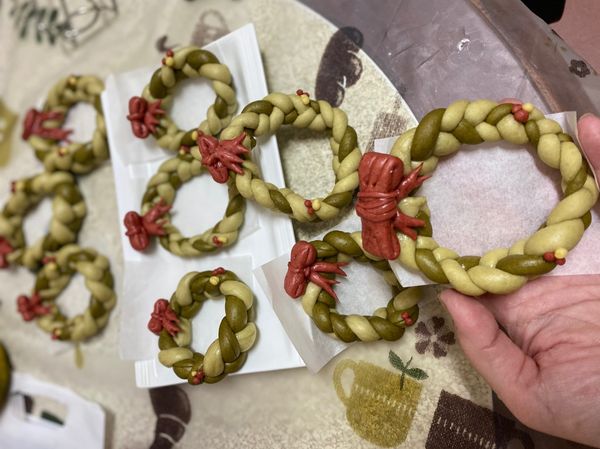 等到發酵完成（重量變輕，輕壓完全彈起）電鍋冷水開蒸20分鐘後，切開關，鍋蓋微開ㄧ小縫等三分鐘（不讓冷空氣直接進入，麵頭易回縮）開鍋！聖誕快樂🎄🎁