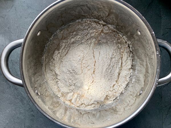 將酵母先用部分糖即部分溫牛奶攪拌化開 ( 幫助發酵)
再把所有材料一起倒入機器 ( 麵包攪拌機或多功能食物機,像是小美) 慢數攪拌麵糰至沒有乾粉後讓麵糰休息20分鐘