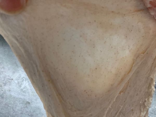 繼續開機器中高速數攪拌到麵糰光滑不黏手 ( 扯一小塊撐開看麵糰模是否透光不斷裂)