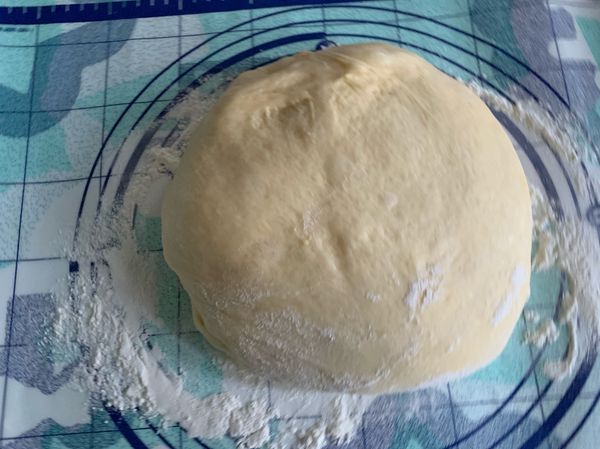 接著麵糰蓋上濕布或保鮮膜放在溫暖處 ( 或放入烤箱 放一杯熱水) 使其發酵至兩倍大