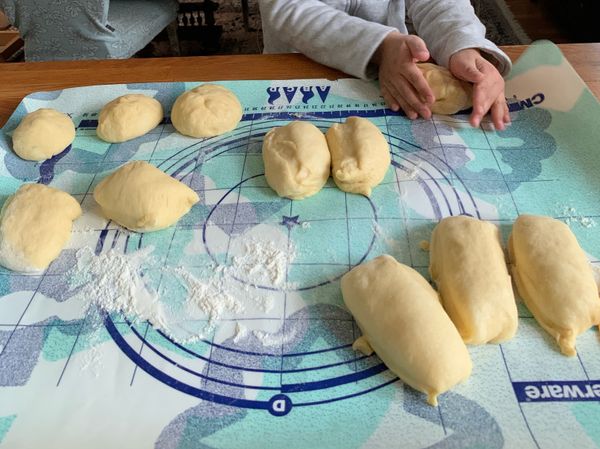 麵糰揉成長條型並分成10等分