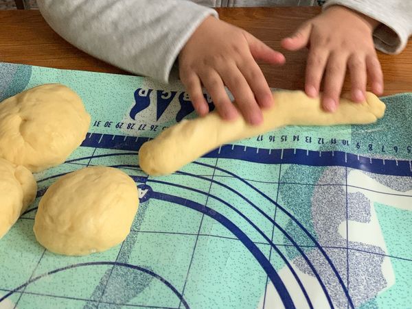 小麵糰整形揉成長條狀 , 在1/3處弧口捏一下轉一圈變圓形即是頭的形狀