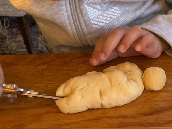 尾端剪刀中間剪一刀 成兩條腿 ( 約略整一下)

身體兩邊 在各剪一刀即是手 (約略整)