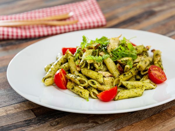 上桌前撒上磨碎的帕瑪森起司與新鮮羅勒葉。