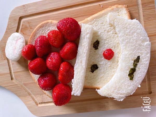 草莓洗淨去蒂，依圖將吐司裁好，將海苔剪出眼睛👀、嘴巴👄。然後依圖擺設好即可上桌。