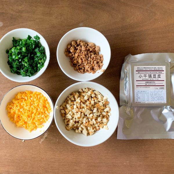 把韭菜洗乾淨後切成小小的。豆干也是洗乾淨後切小小。這時候可以同時先把絞肉給醃了，加一些米酒、醬油還有五香粉，我個人還有加一點點羅漢果糖可以省略。

打兩顆蛋，把蛋放進鍋裡頭炒半熟的時候就可以開始破壞，把蛋全部弄碎，不願意碎的蛋就用鏟子叉叉叉叉叉下去。