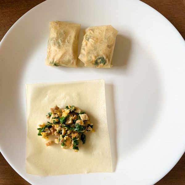 我下次一定要用三倍的韭菜量來包(韭菜瘋狂愛好分子，哈哈哈哈。)

包的時候這樣就可以了，不要太多包不起來，而且要先包好一層，再包一層，兩層才可以妥善包好歐。

這是因為千張完全沒有黏性的關係。