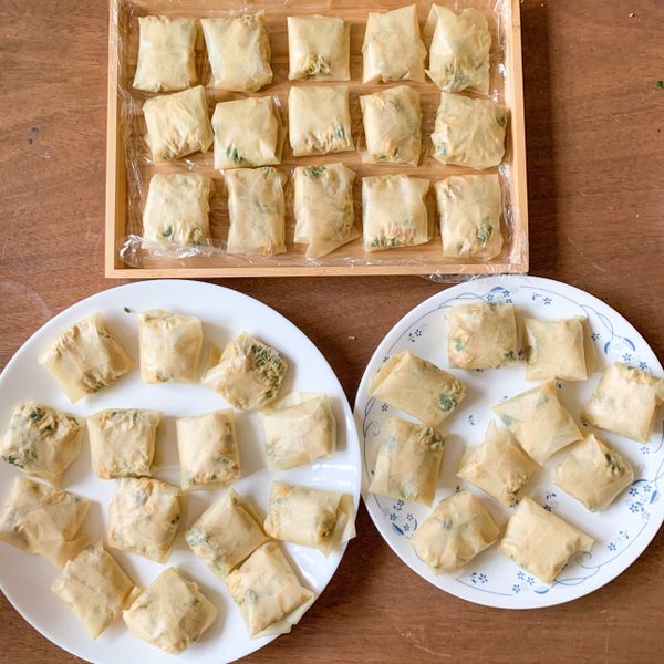 包好後要先分開放好，留下馬上要吃的分量，其他的像是水餃一樣分開冰在冰庫，等到冰凍後再裝到袋子中保存，不然最後也會黏在一起，你會恨自己的。