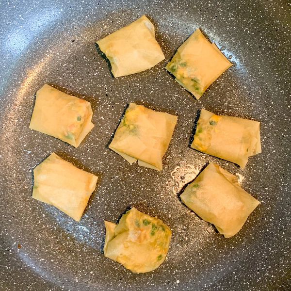 煎的時候一定要噴一點油，要小火慢煎，只要金黃就可以翻面，煎的時候會發現很快就會金黃囉。這就是為啥一定要把內餡都炒熟再說。