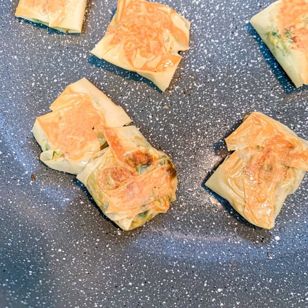 如果有氣炸鍋的話非常建議氣炸，或者是用油鍋炸，會超級香脆好吃的，但是我走清淡路線用少許油煎而已。

如果直接吃的話沒問題，但放久了就會開始濕濕的了。