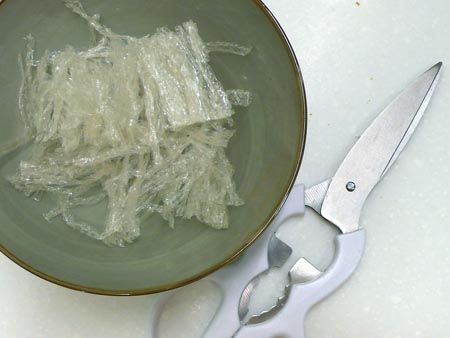 洋菜剪5cm小段，水蓮菜切小段，金針菇去尾端切2段