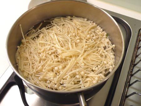 水滾下分別水蓮菜&amp;金針菇燙熟，撈出瀝乾備用