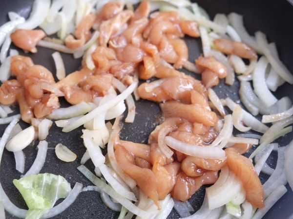 熱鍋：熱油鍋下蒜、洋蔥，炒香後加入雞肉